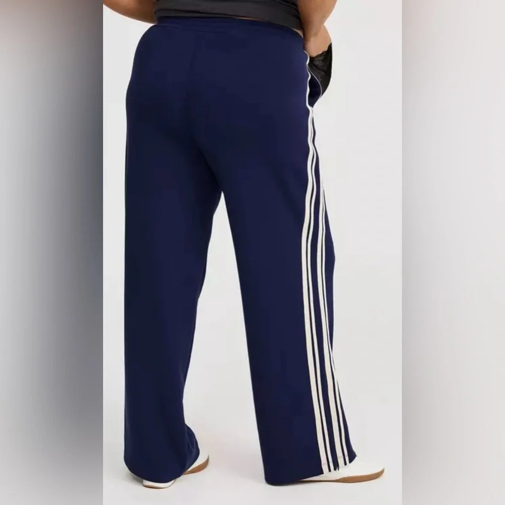 Pre-Loved Torrid Navy Track Pants Size: 2x Regular Length - Picture 4 of 10